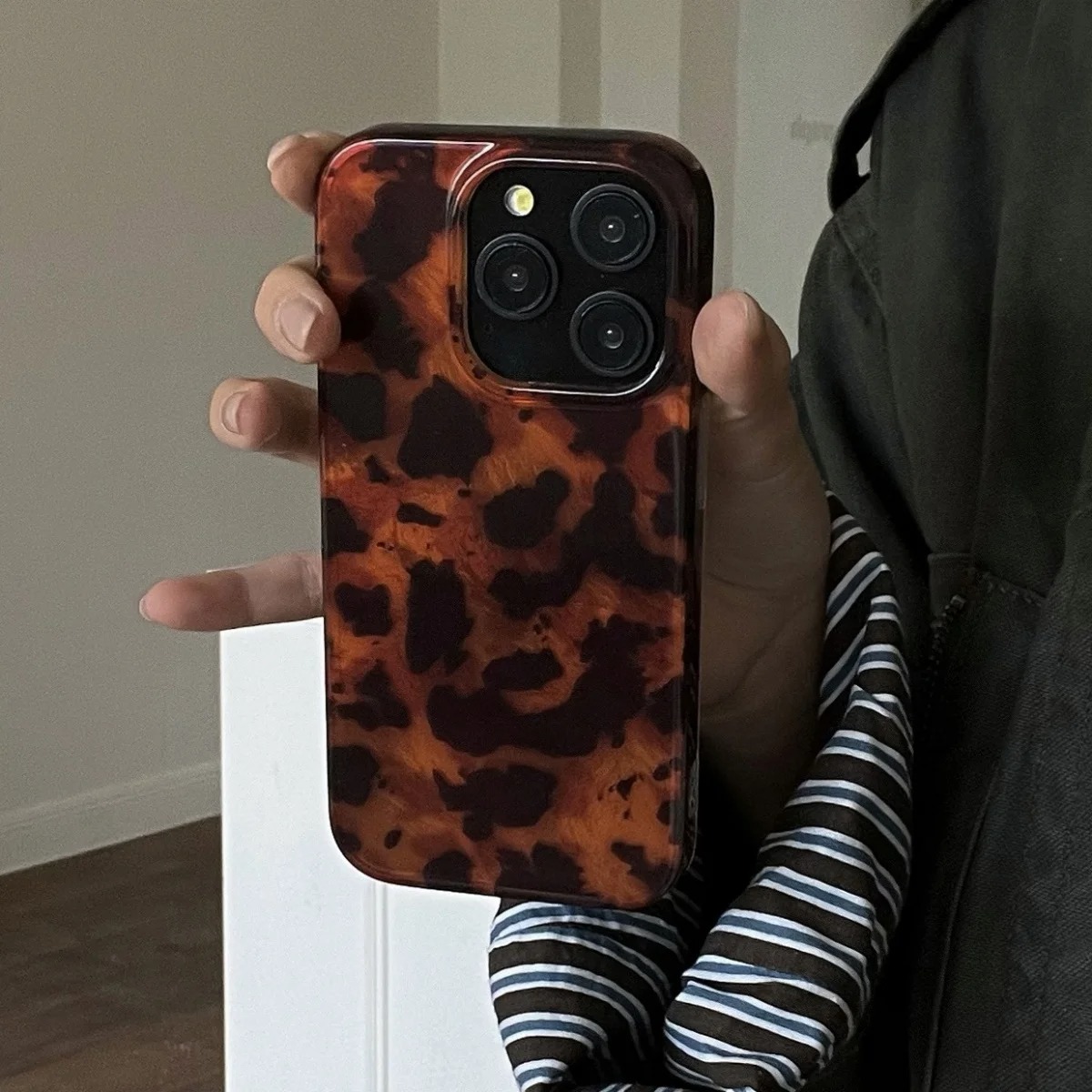 Retro Amber Texture Laser Phon - đánh giá và giá Phone Accessories List